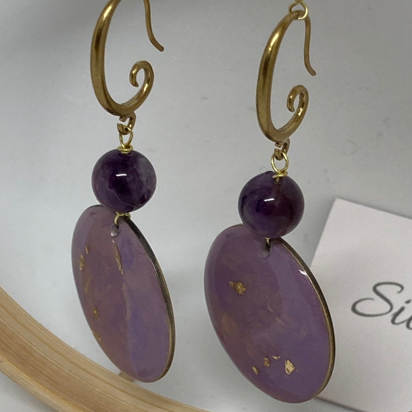 Pendant earrings in natural brass embellished with amethyst pearl