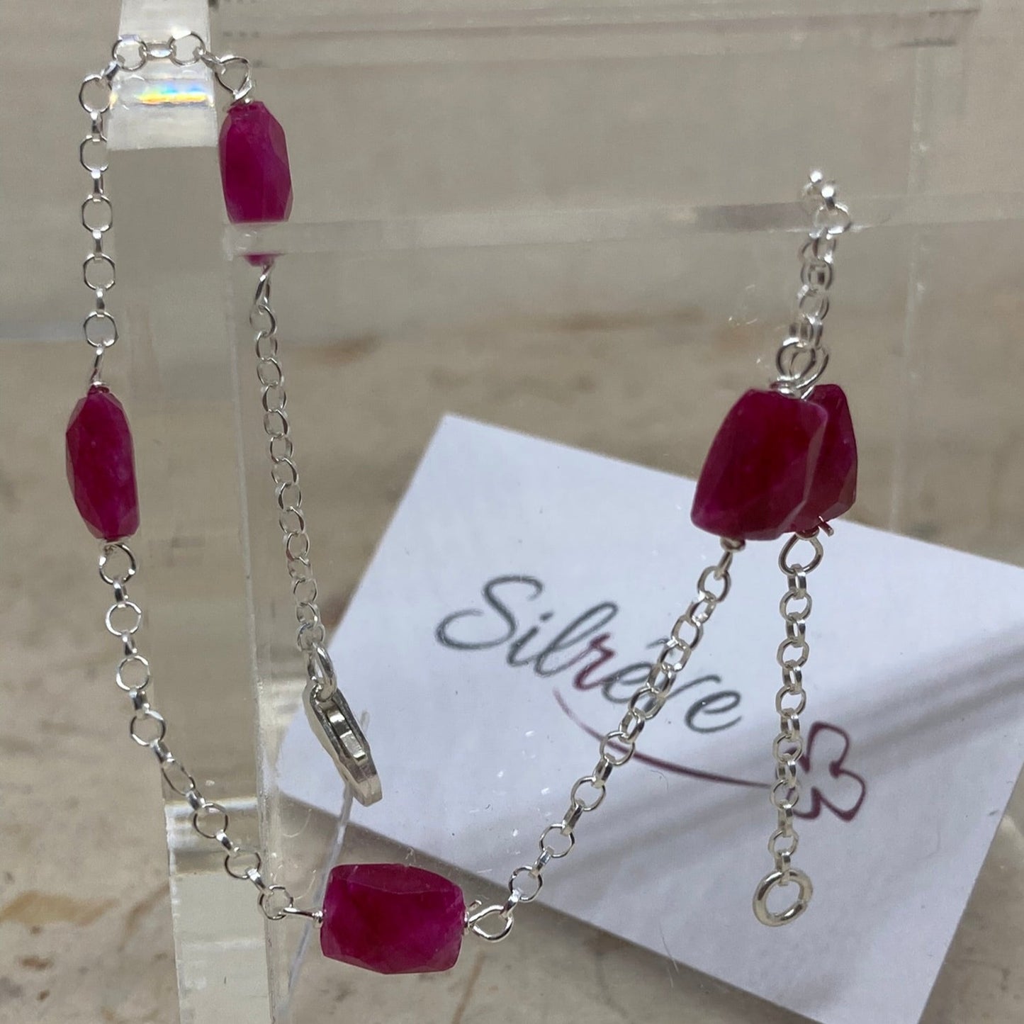 Rolò bracelet in Ag. 925, embellished with ruby-dyed hard stone