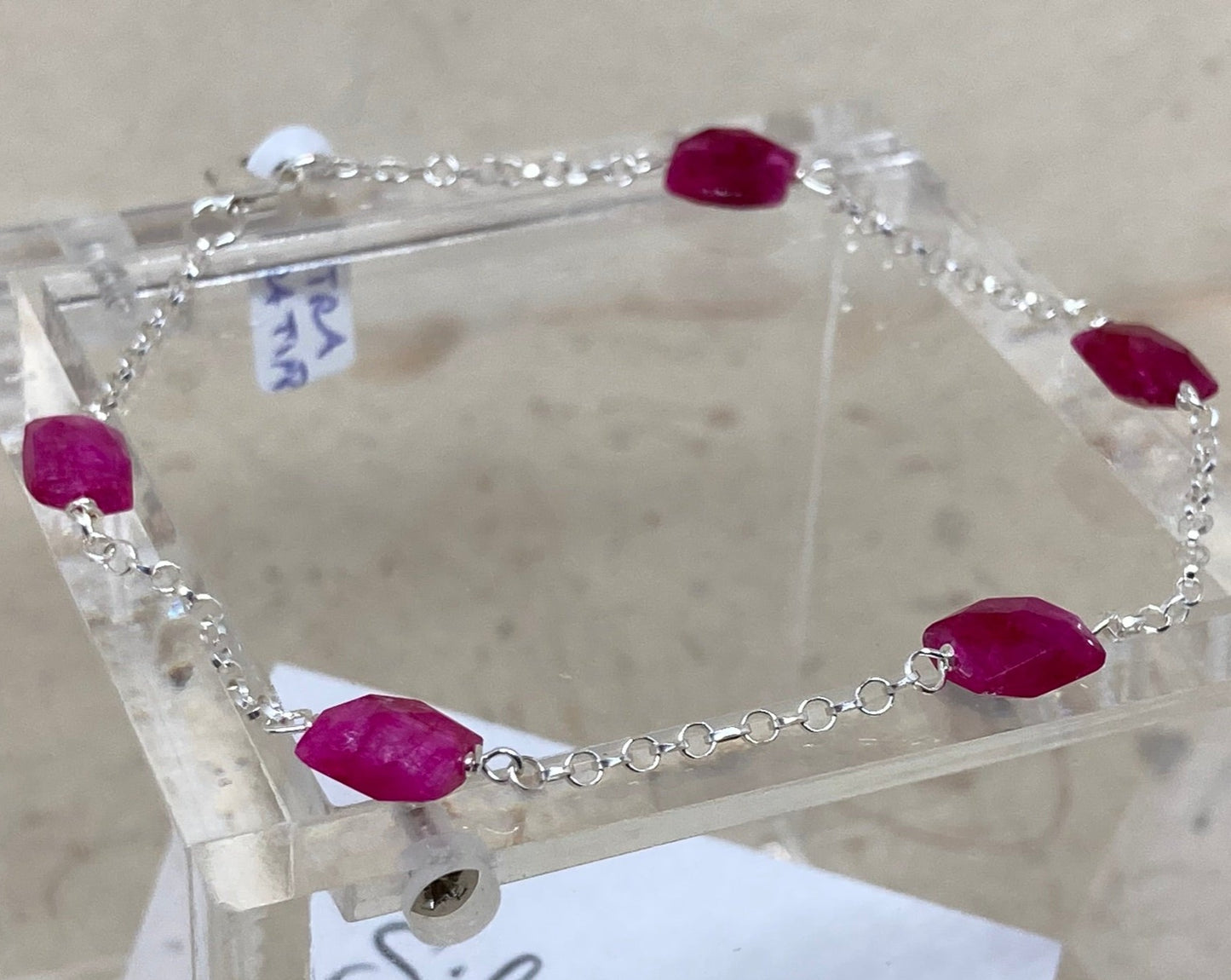 Rolò bracelet in Ag. 925, embellished with ruby-dyed hard stone