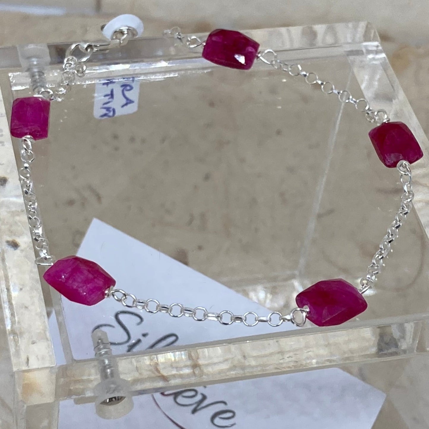 Rolò bracelet in Ag. 925, embellished with ruby-dyed hard stone