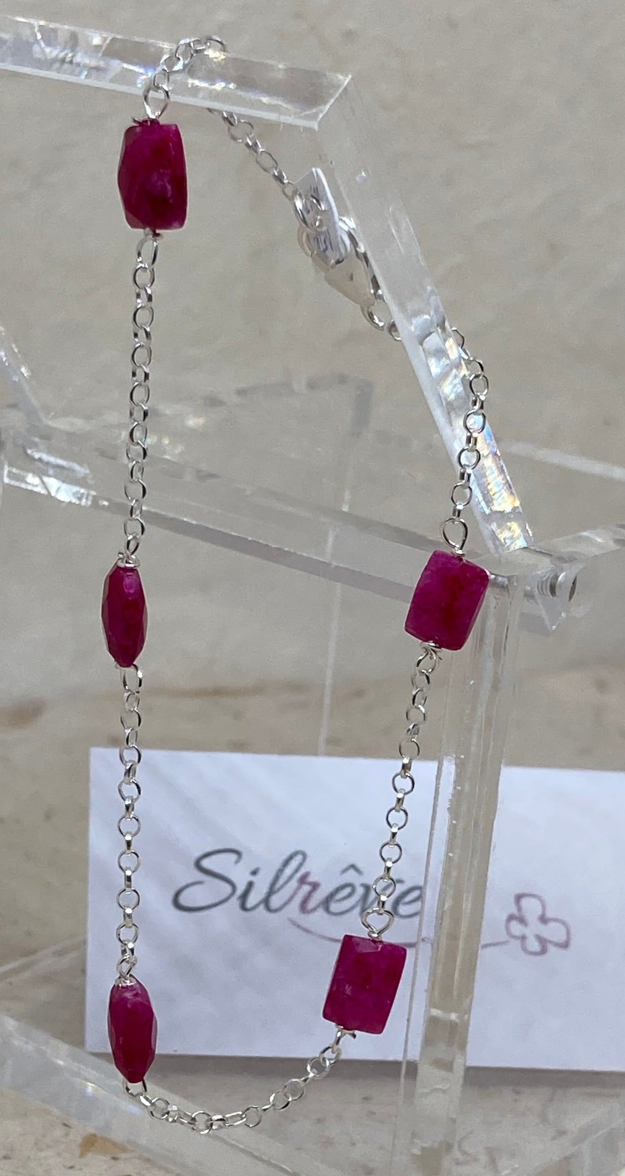 Rolò bracelet in Ag. 925, embellished with ruby-dyed hard stone