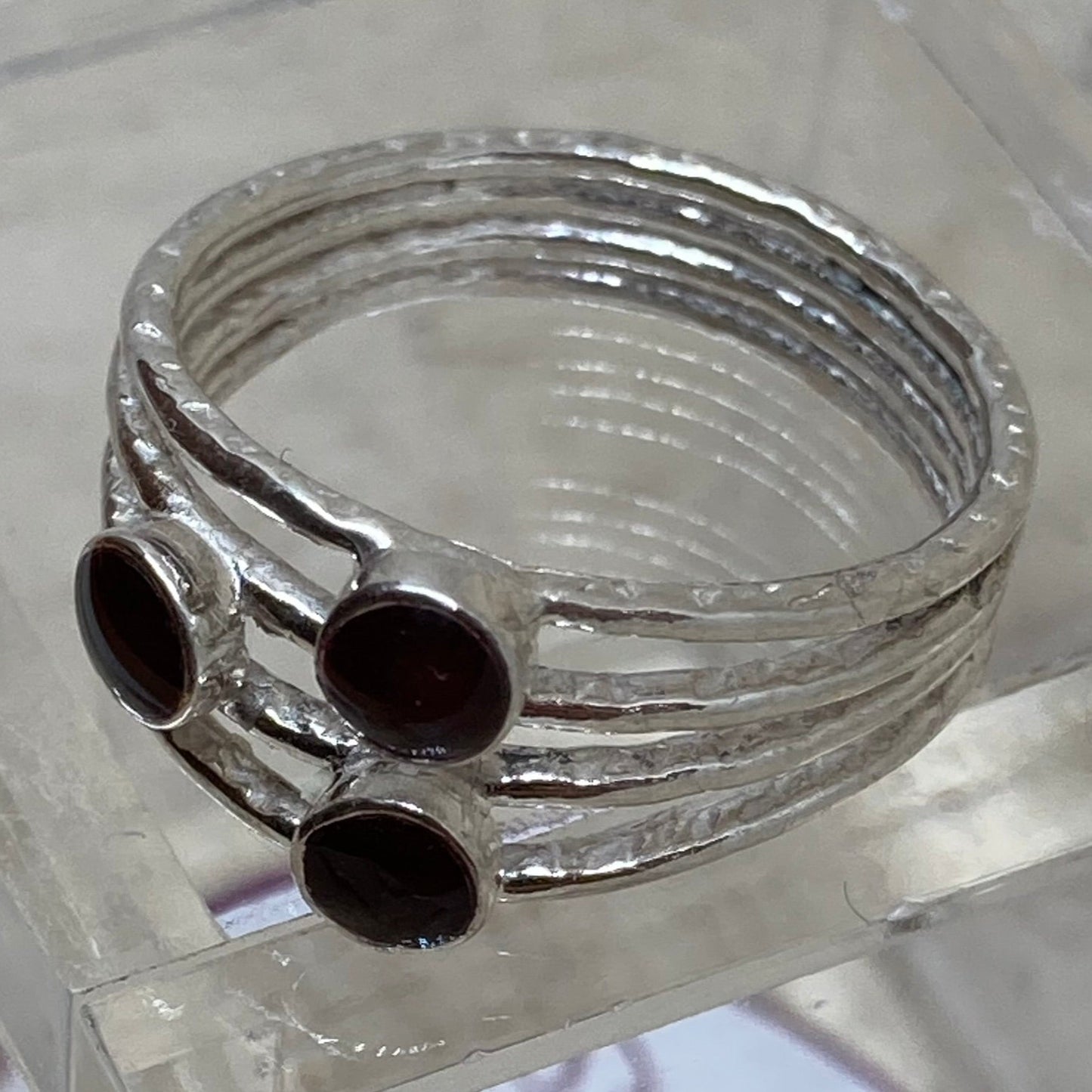 Ring in Ag. 925 rouge-noir, three bezels