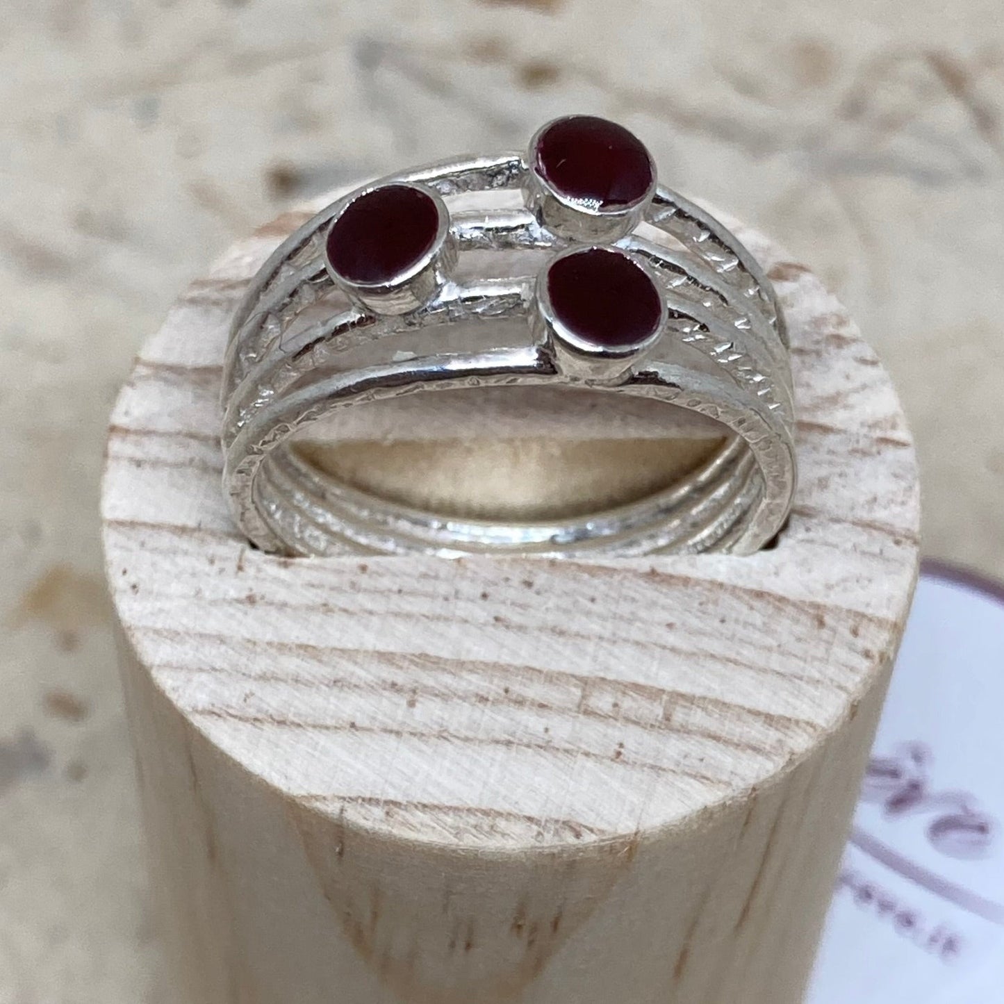 Ring in Ag. 925 rouge-noir, three bezels