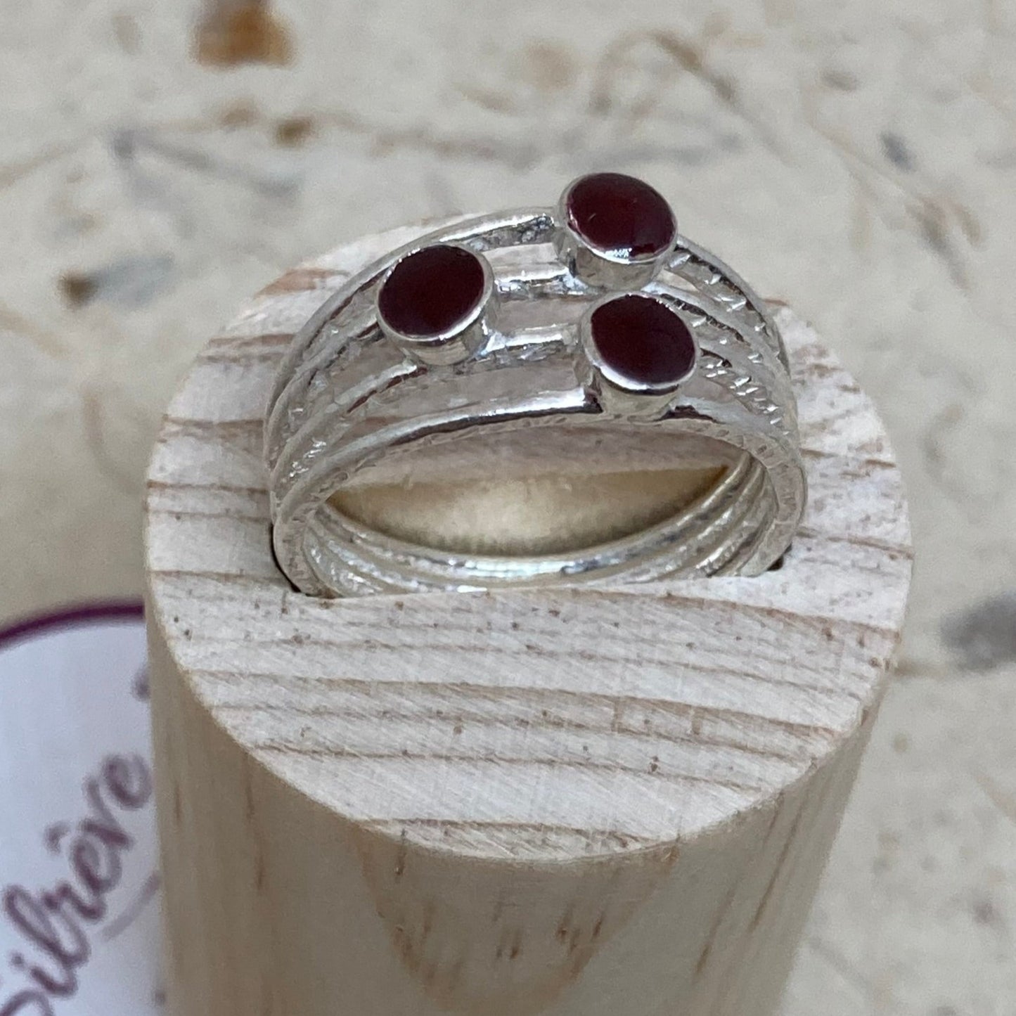 Ring in Ag. 925 rouge-noir, three bezels