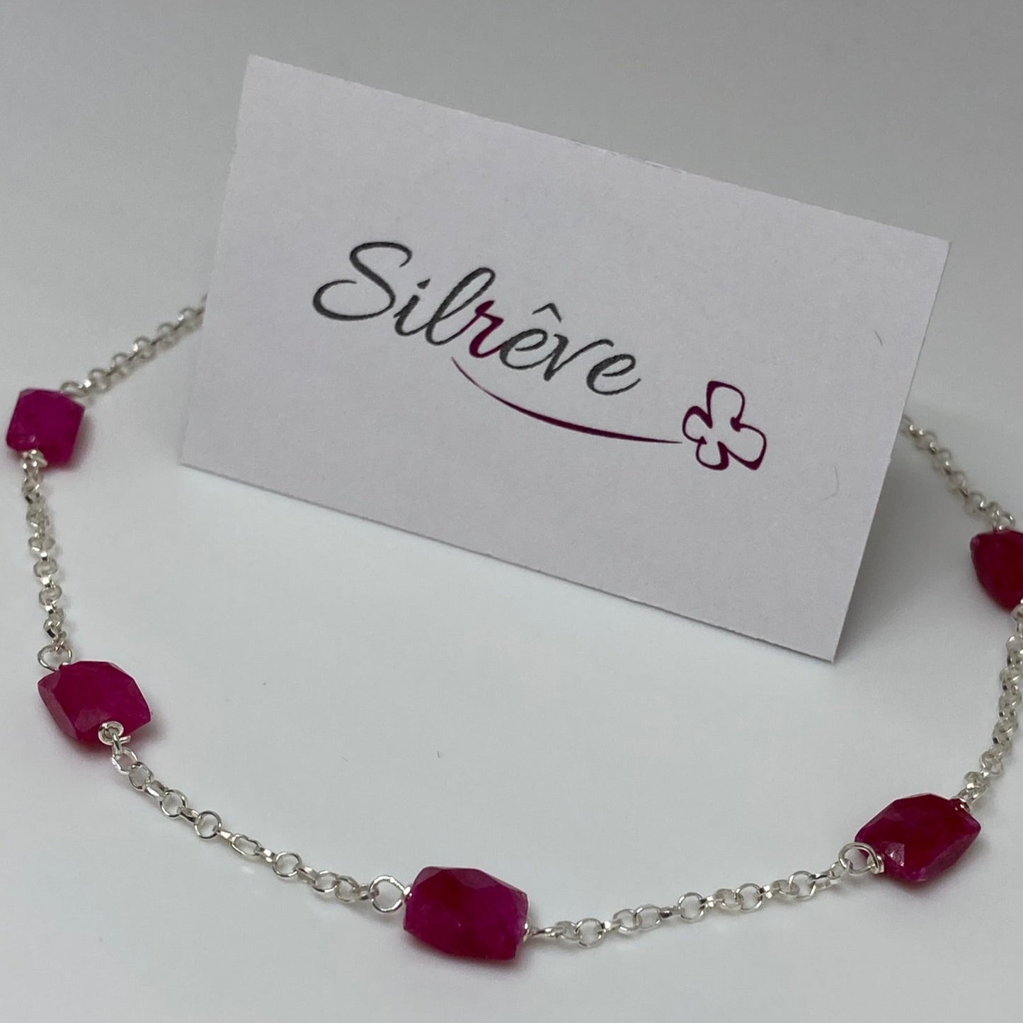 Rolò bracelet in Ag. 925, embellished with ruby-dyed hard stone