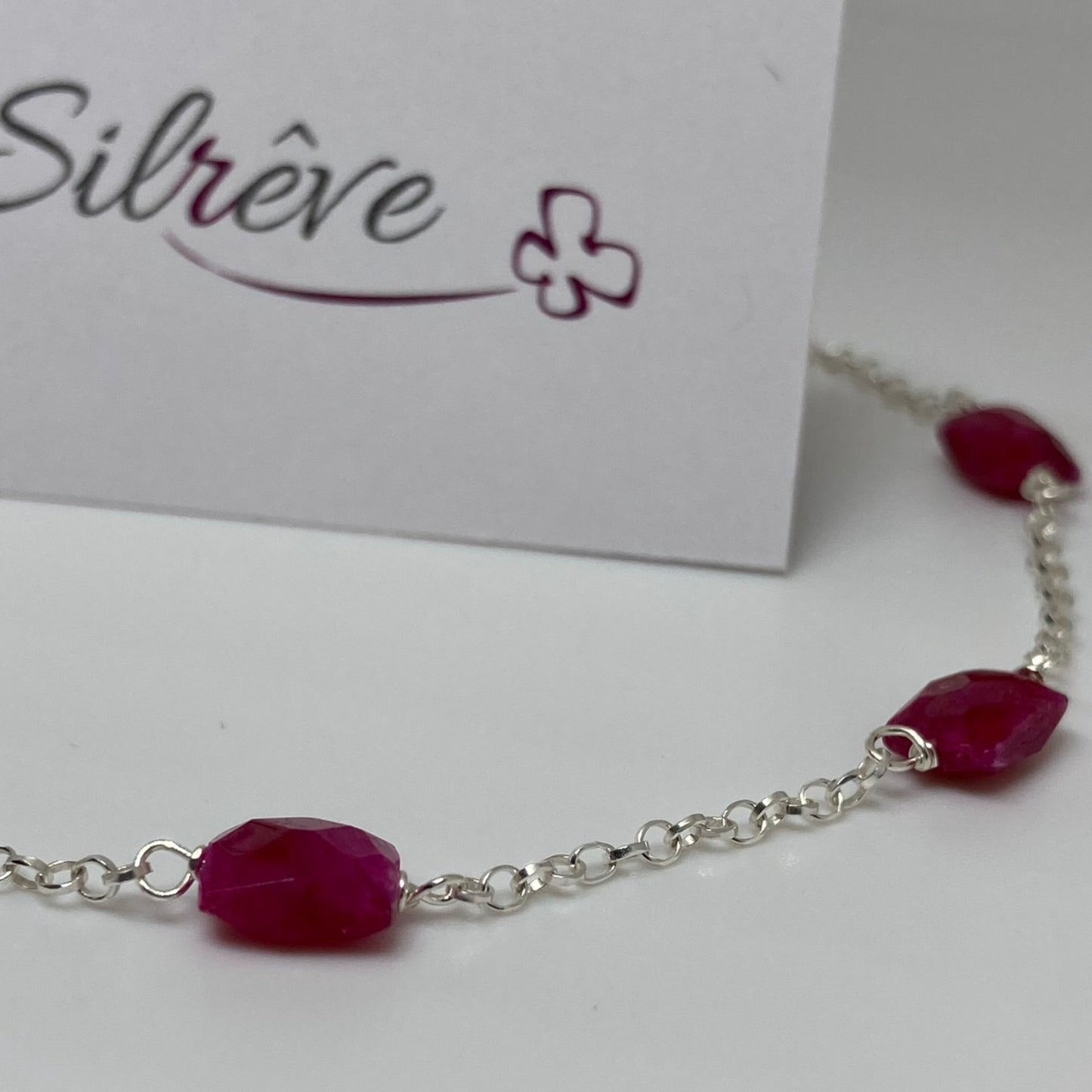 Rolò bracelet in Ag. 925, embellished with ruby-dyed hard stone