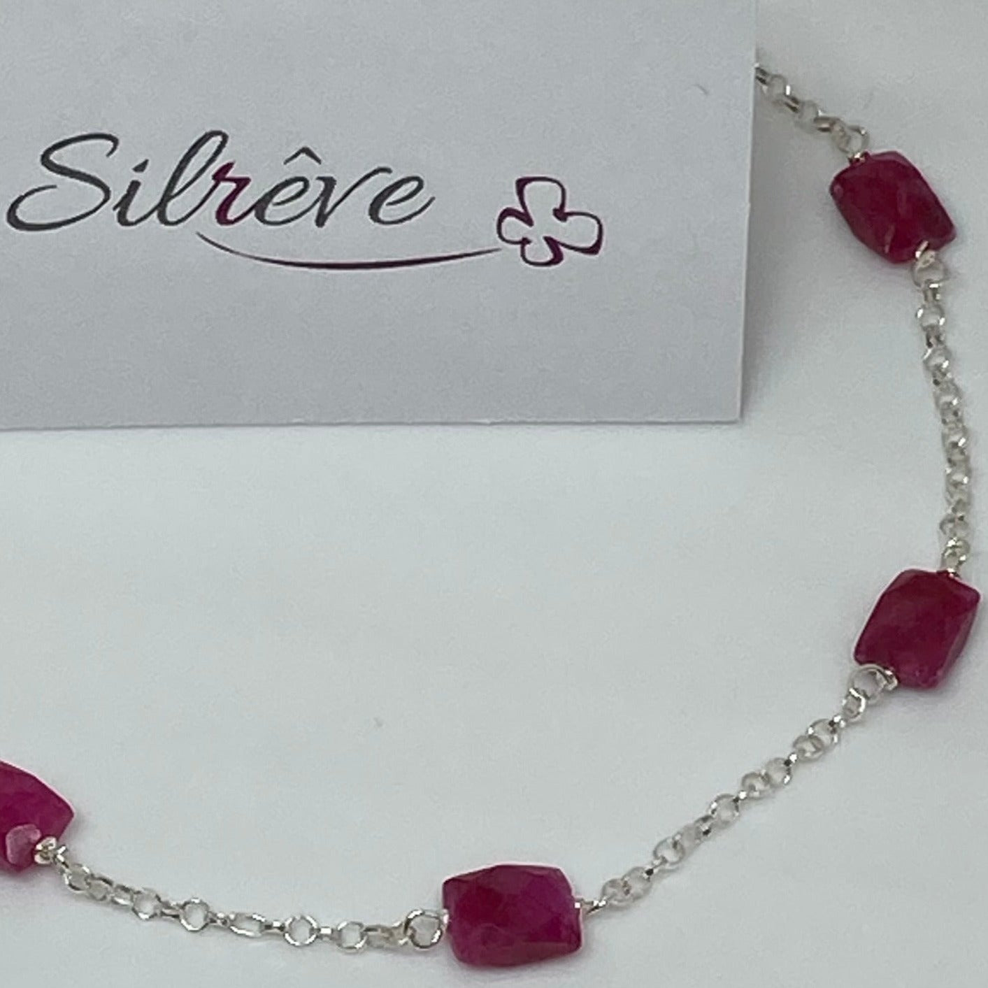 Rolò bracelet in Ag. 925, embellished with ruby-dyed hard stone