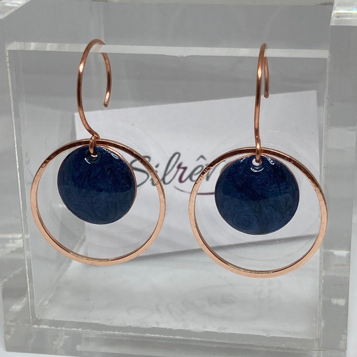 Round concentric pendant earrings, in copper