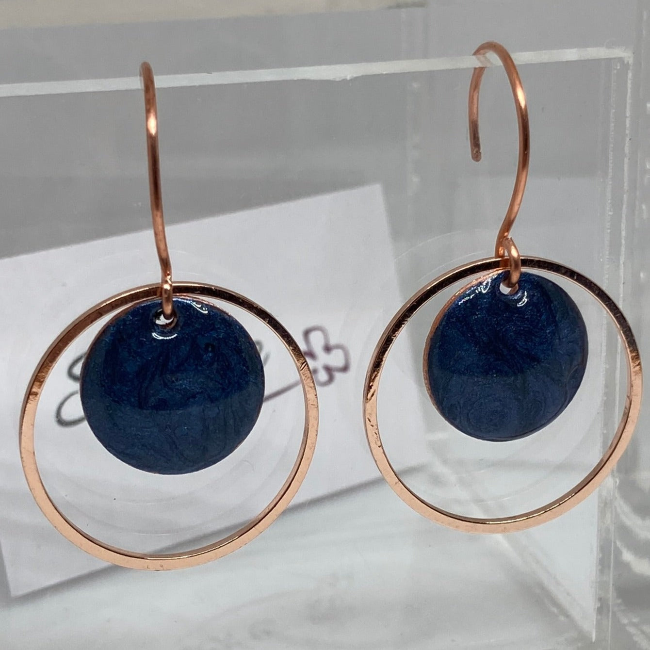 Round concentric pendant earrings, in copper