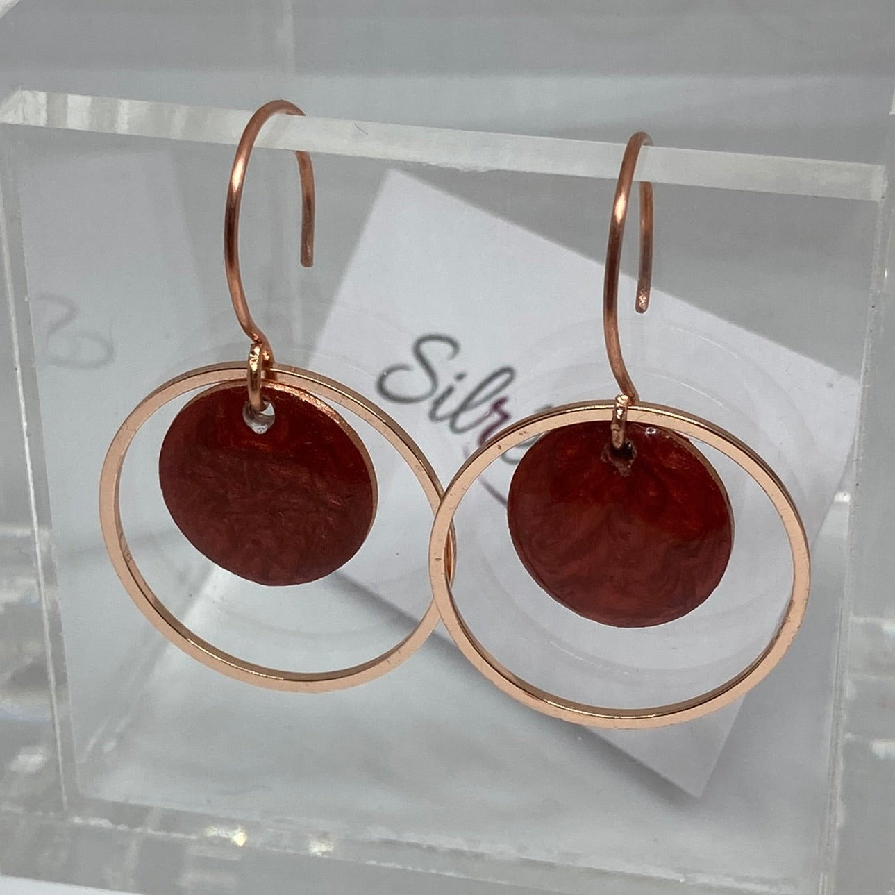 Round concentric pendant earrings, in copper