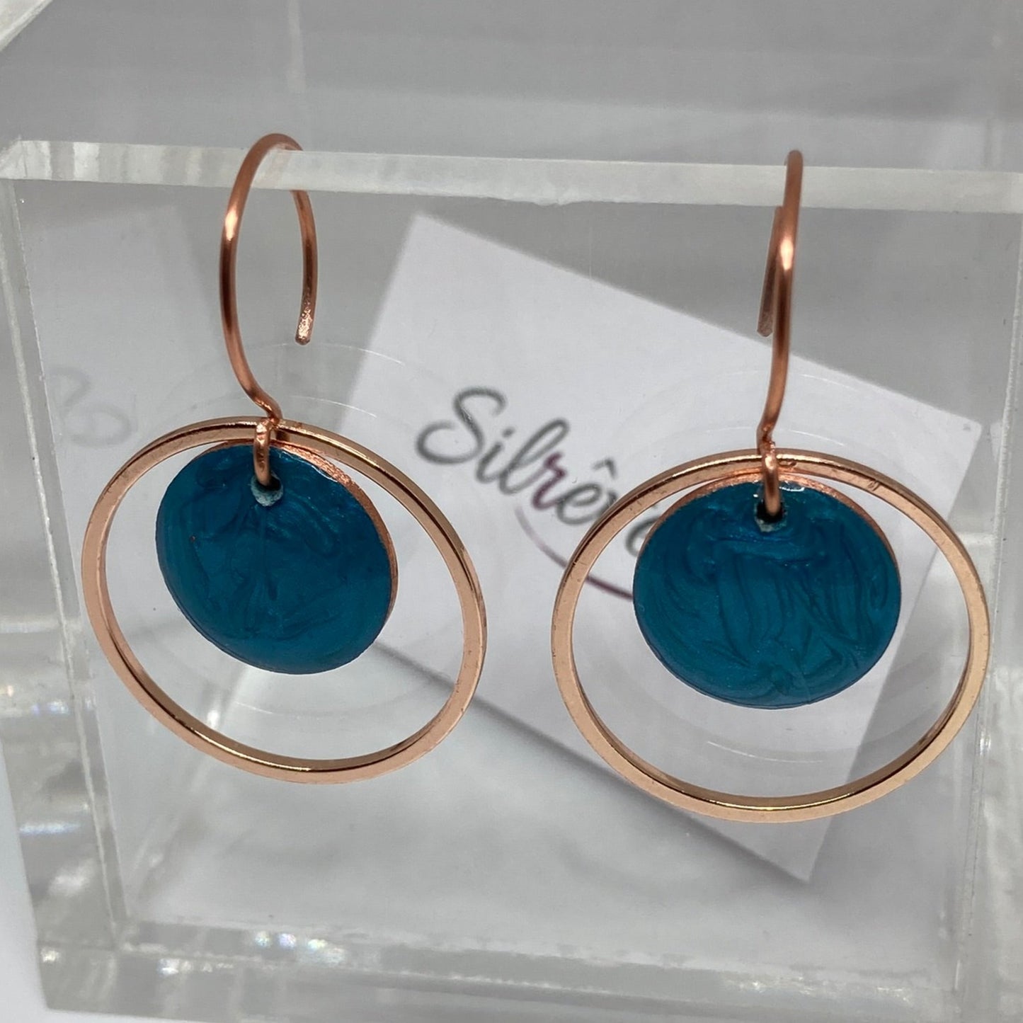 Round concentric pendant earrings, in copper