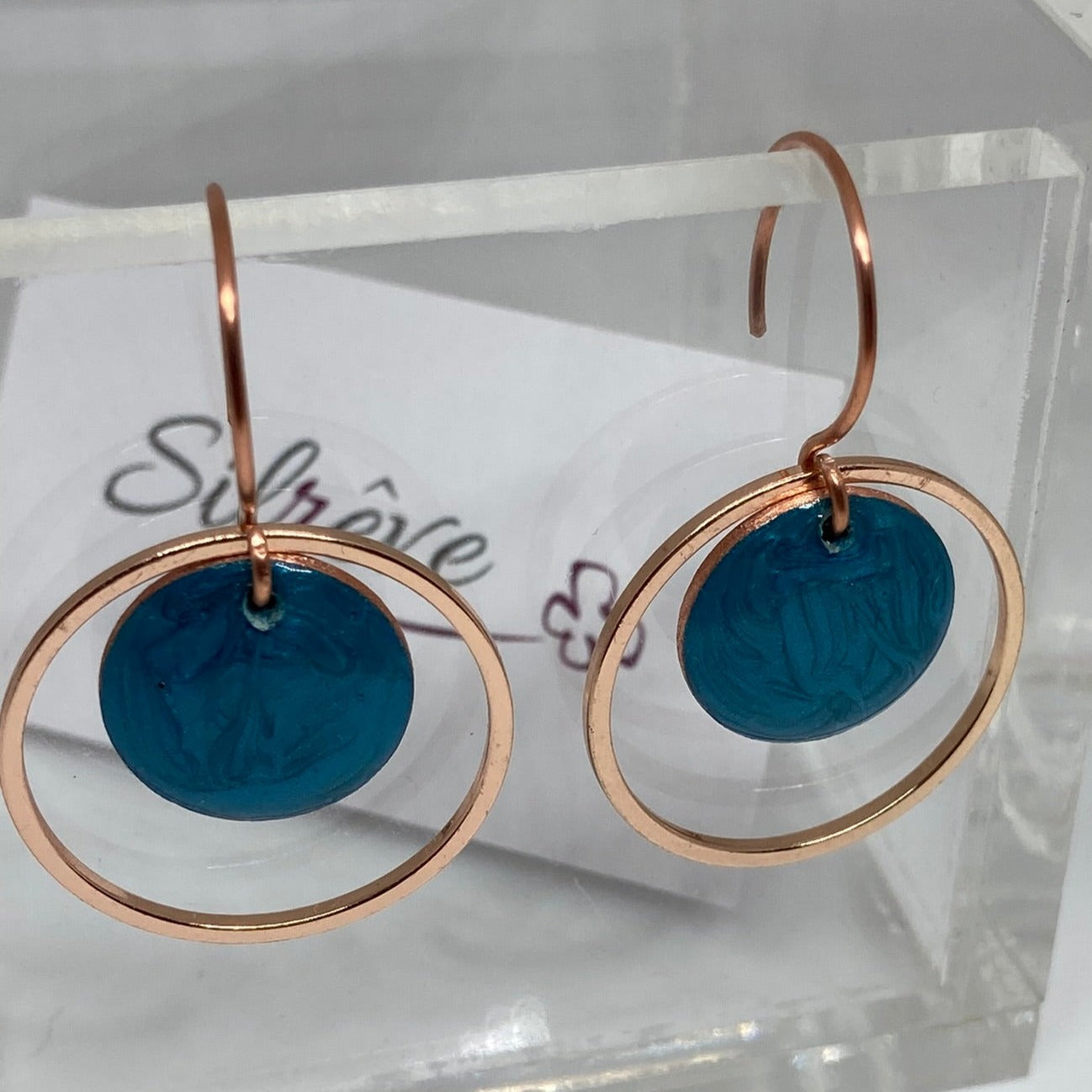 Round concentric pendant earrings, in copper