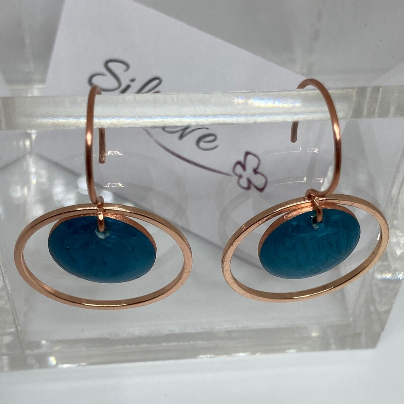 Round concentric pendant earrings, in copper