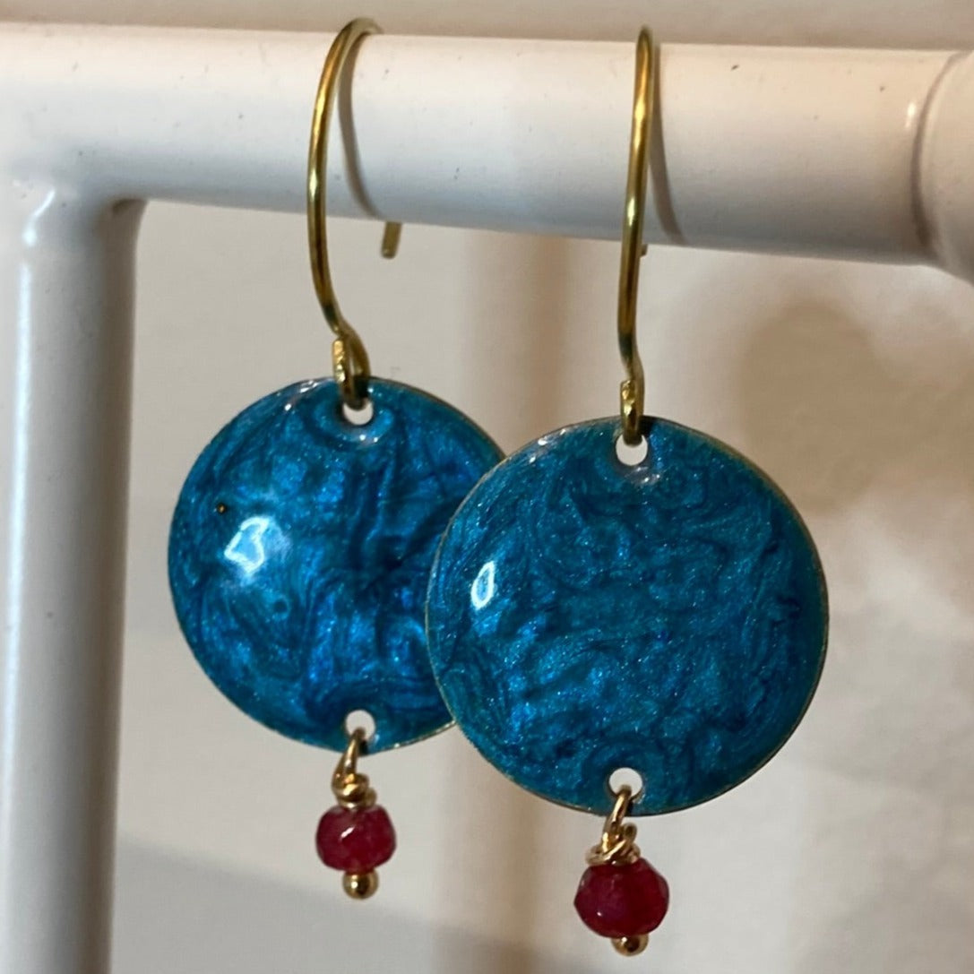 Brass pendant earrings, with small crystals