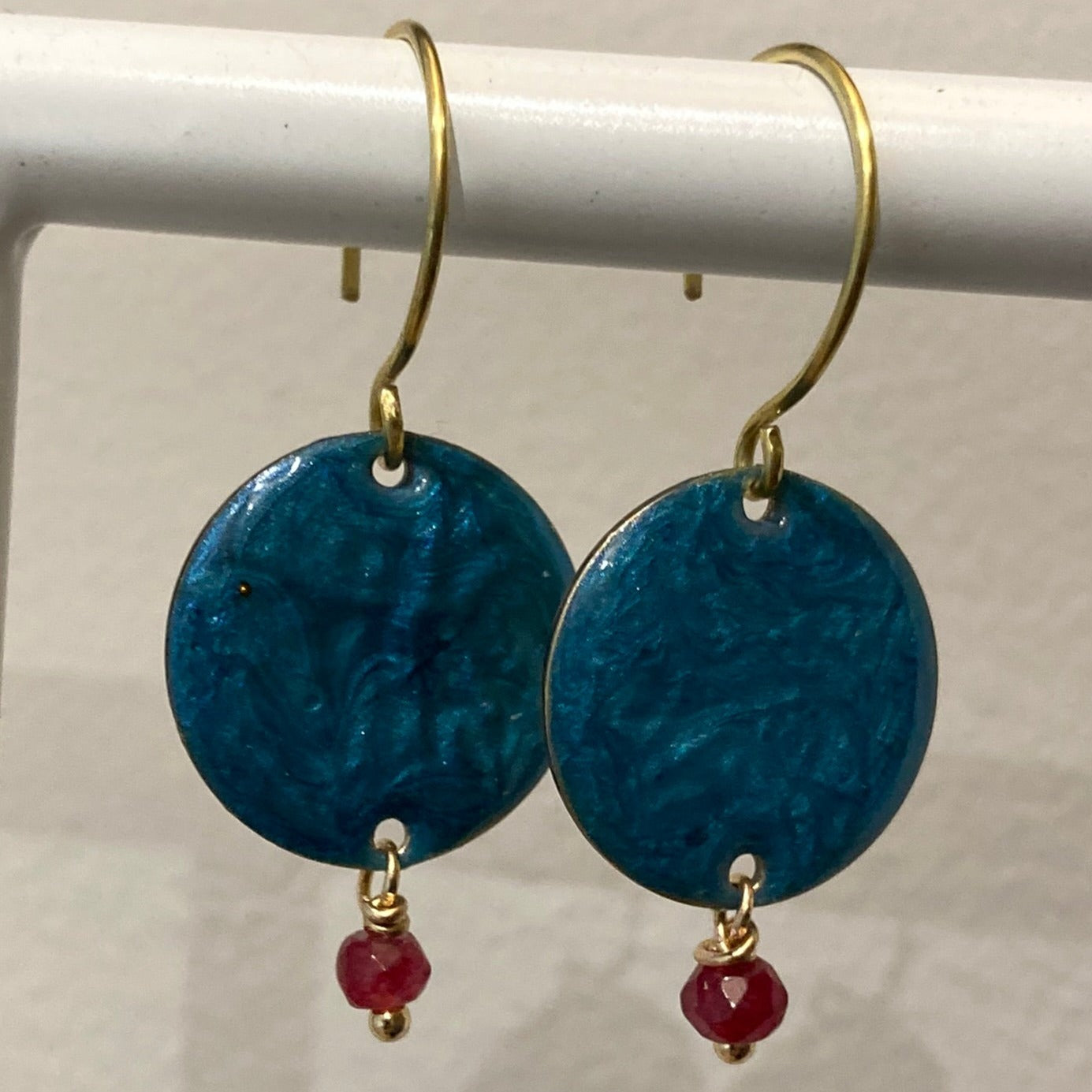 Brass pendant earrings, with small crystals