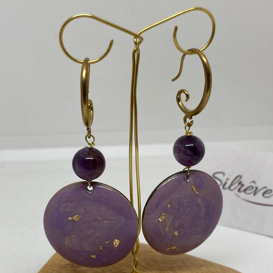 Pendant earrings in natural brass embellished with amethyst pearl