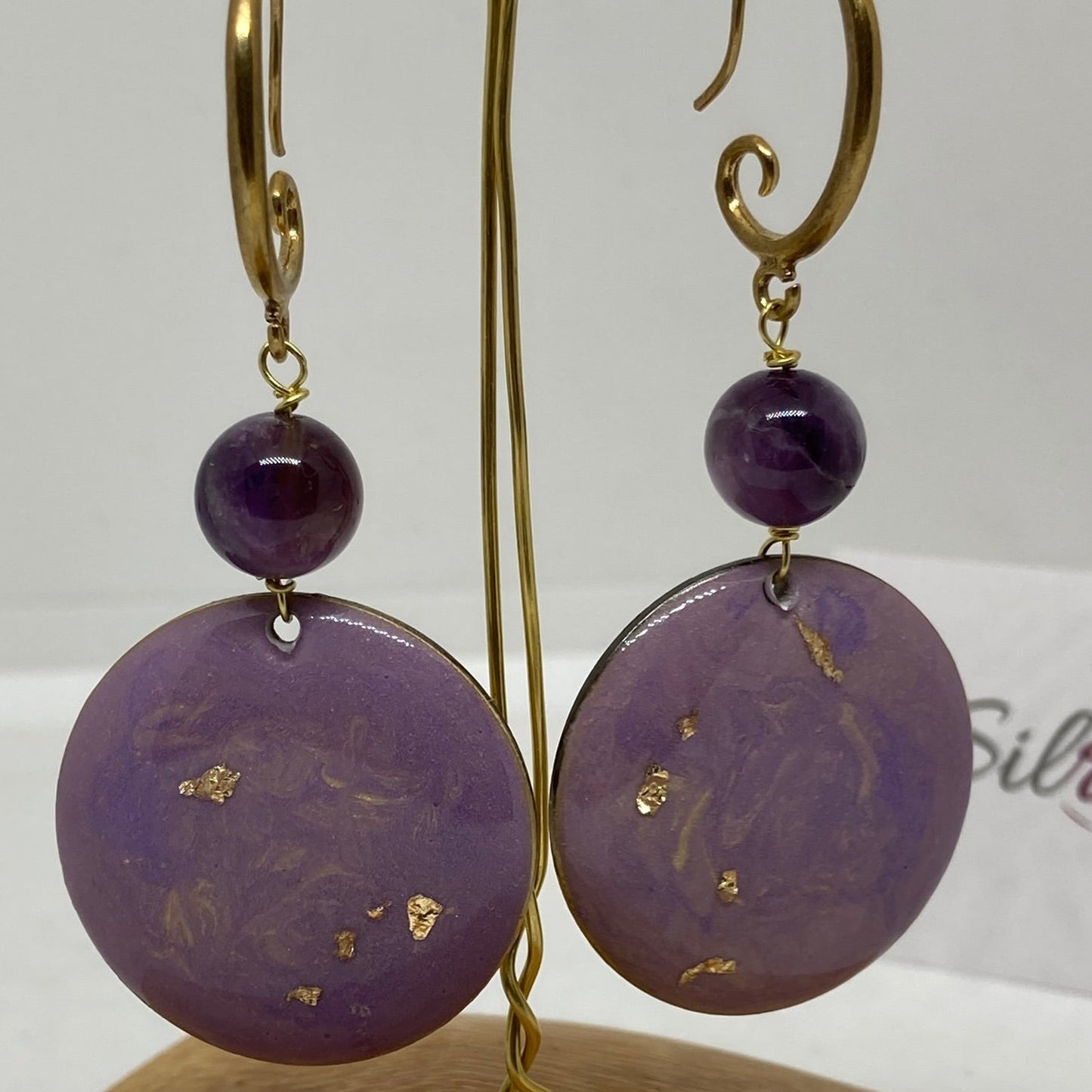 Pendant earrings in natural brass embellished with amethyst pearl