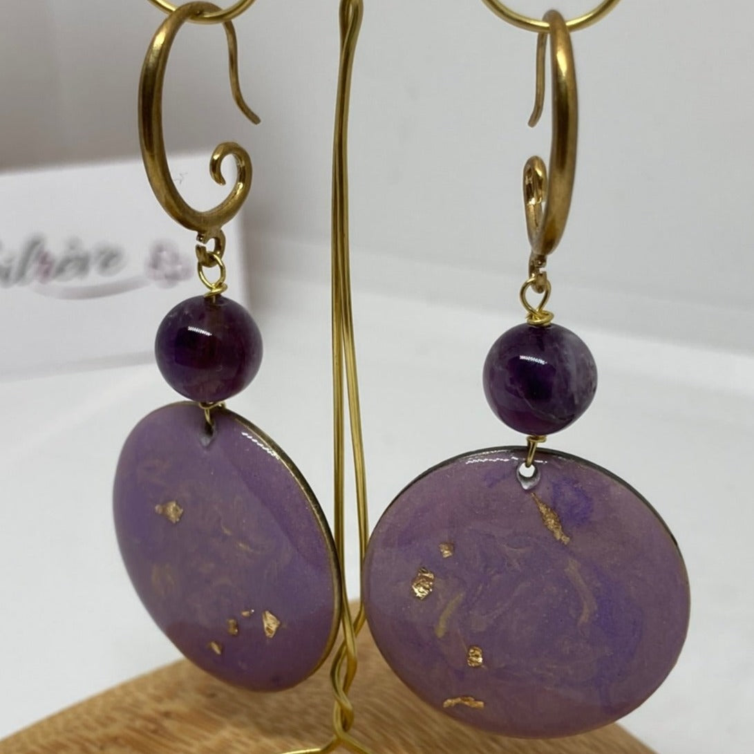 Pendant earrings in natural brass embellished with amethyst pearl