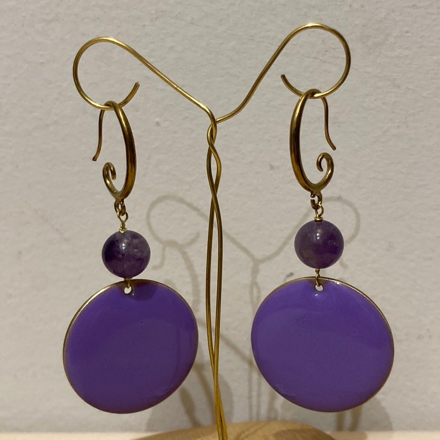 Pendant earrings in natural brass embellished with amethyst pearl