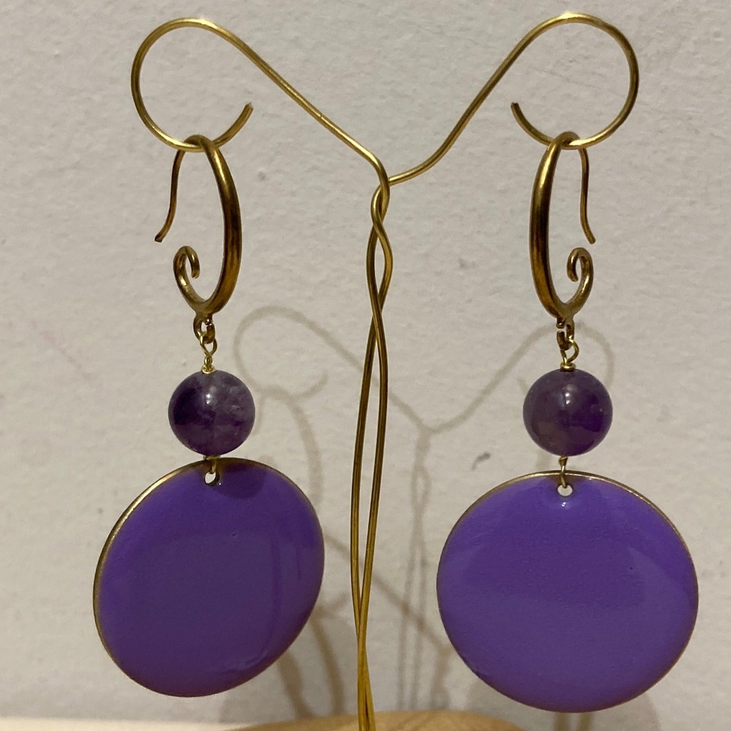 Pendant earrings in natural brass embellished with amethyst pearl