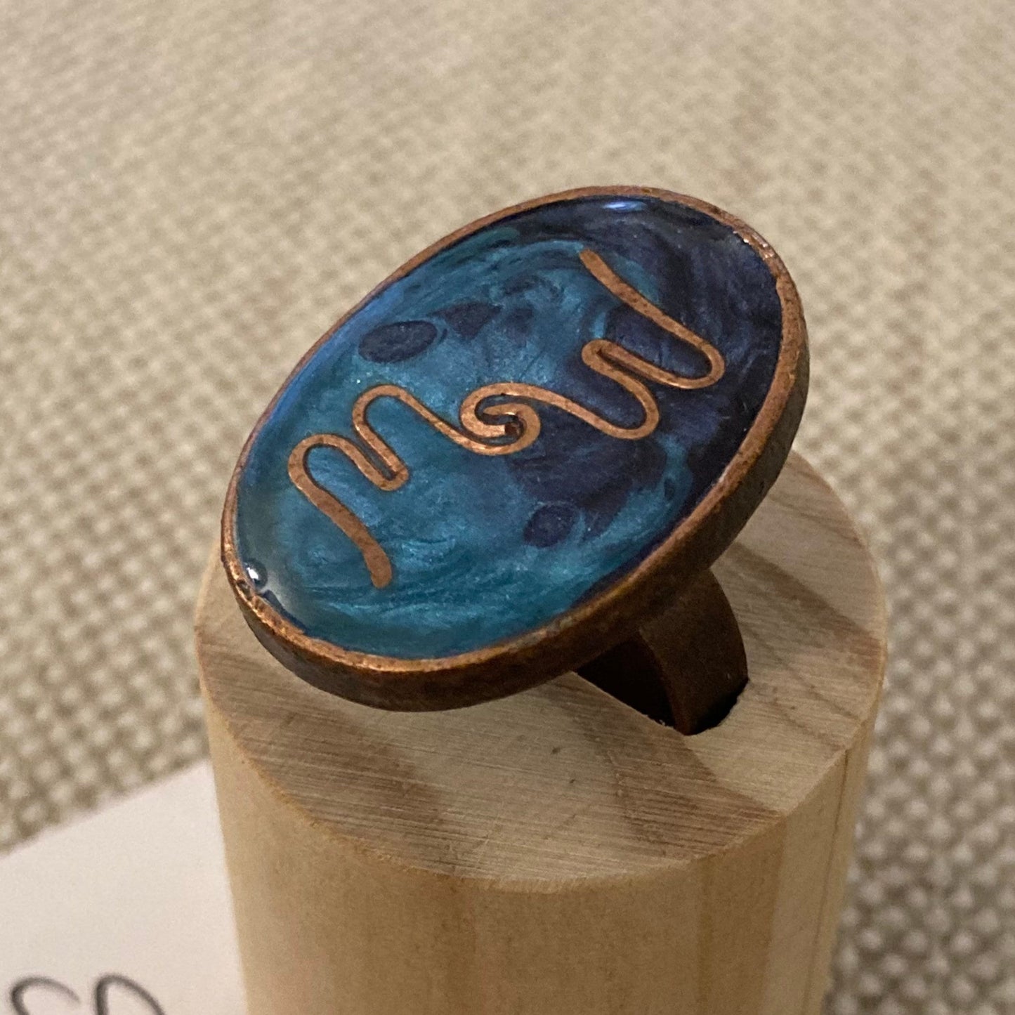 Oval copper ring to customize; hand painted and glazed. Oval structure in copper, adjustable.