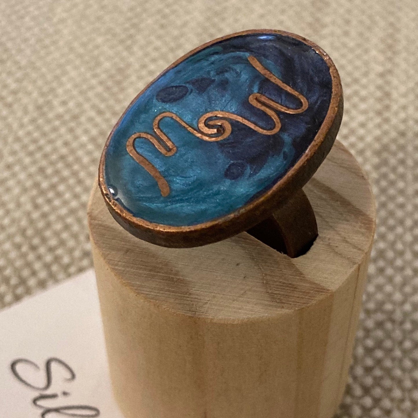 Oval copper ring to customize; hand painted and glazed. Oval structure in copper, adjustable.