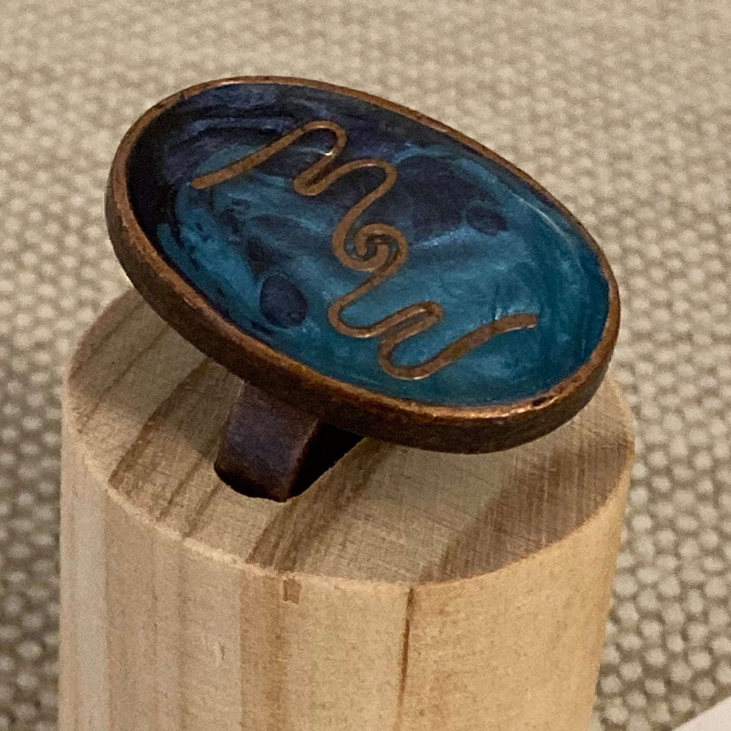 Oval copper ring to customize; hand painted and glazed. Oval structure in copper, adjustable.