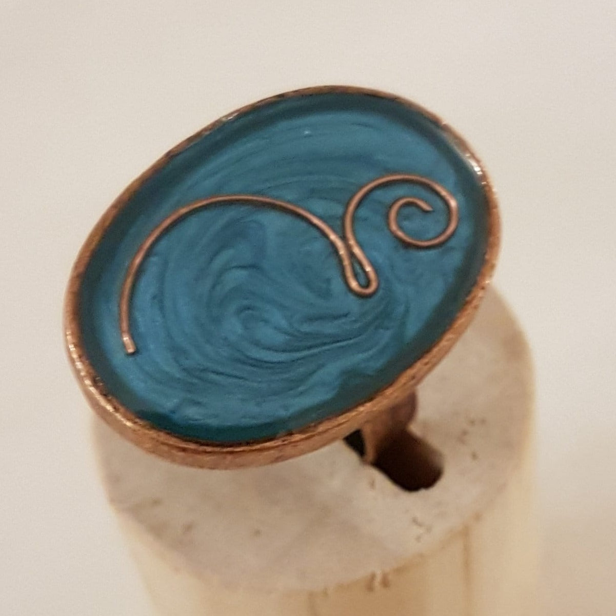 Oval copper ring to customize; hand painted and glazed. Oval structure in copper, adjustable.