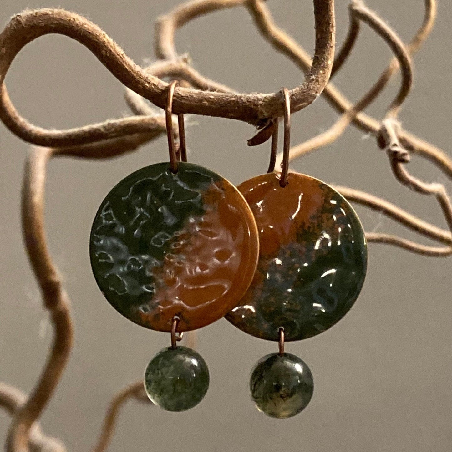 Earrings in antiqued copper, hammered effect, embellished with hard stone: green agate. Cognac/green colour