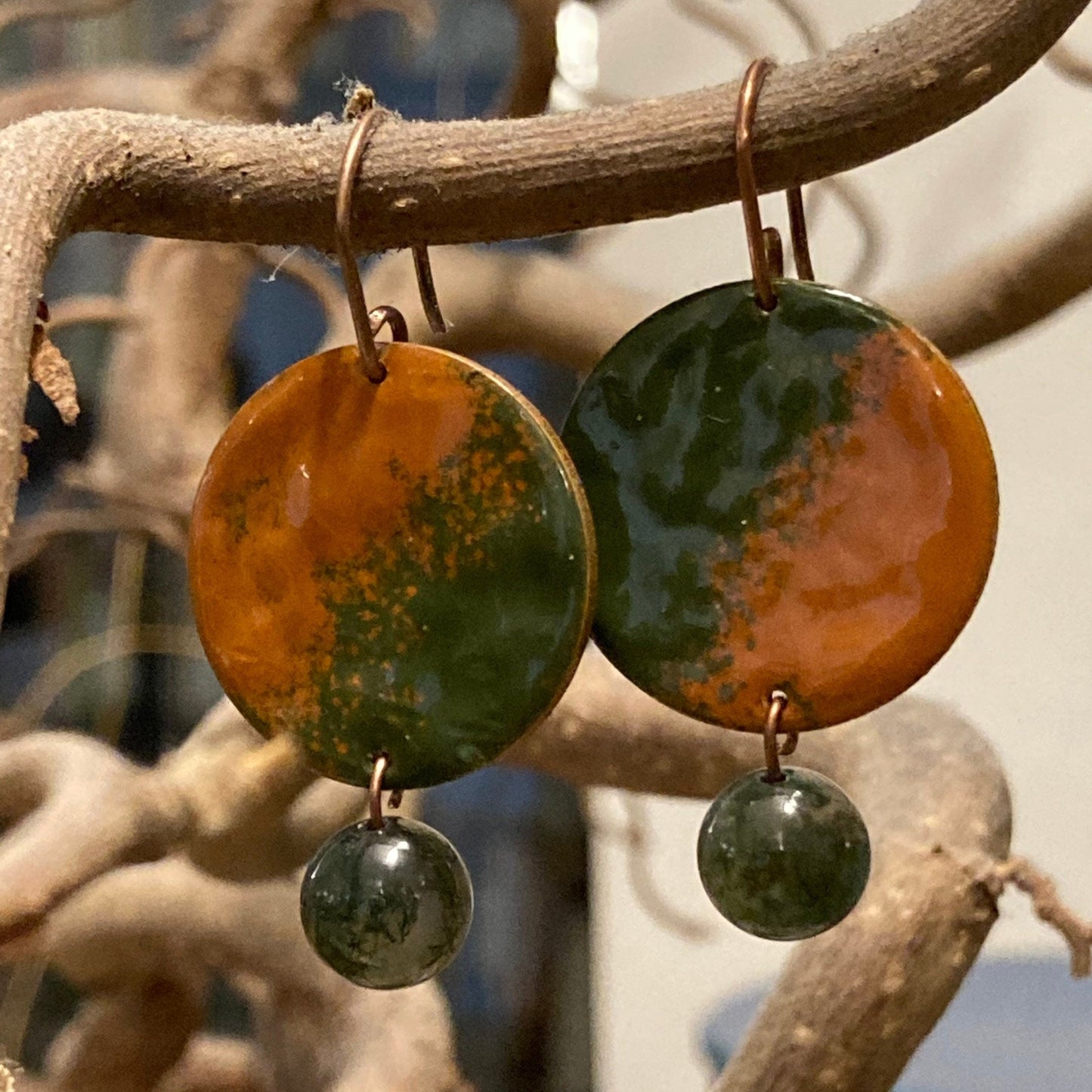 Earrings in antiqued copper, hammered effect, embellished with hard stone: green agate. Cognac/green colour