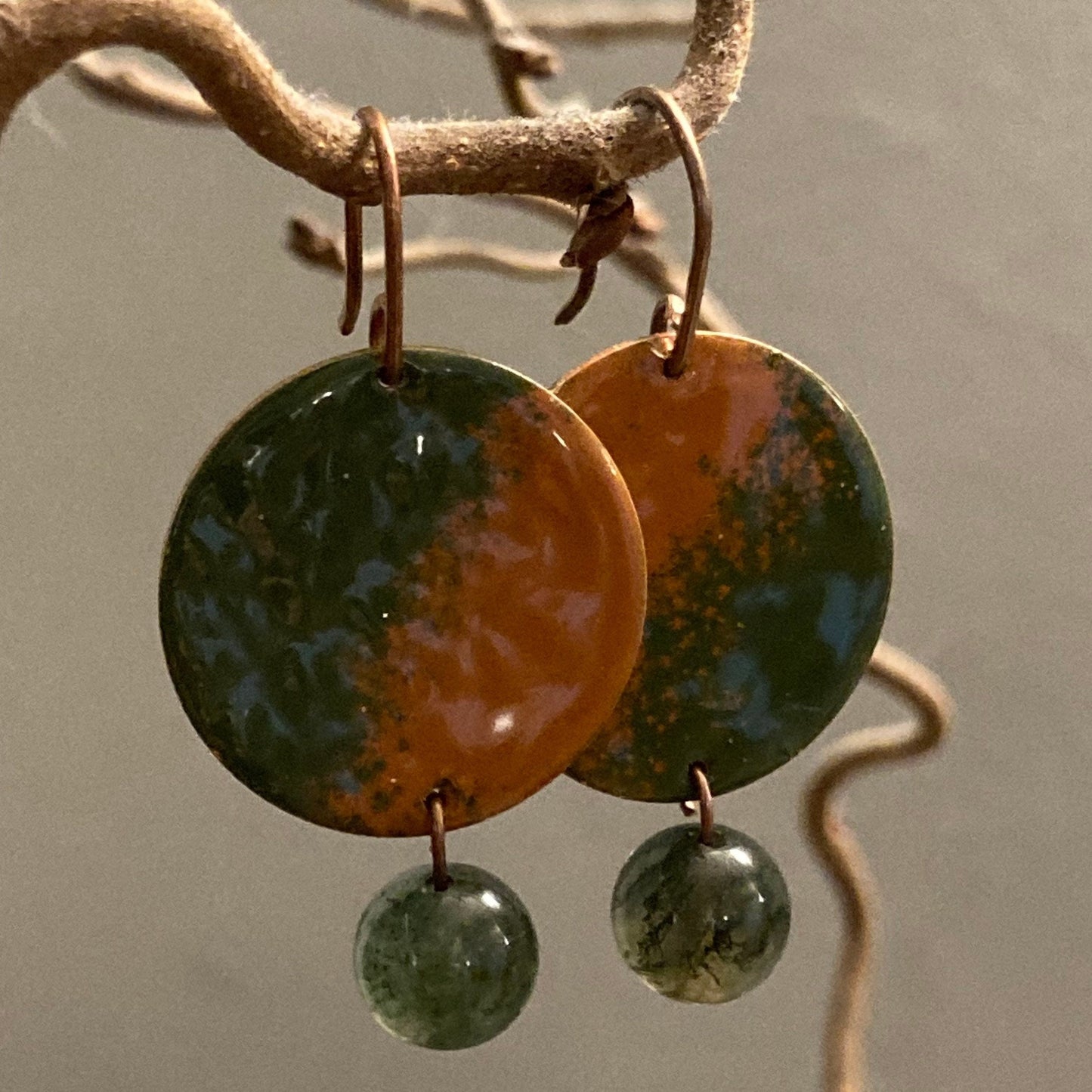 Earrings in antiqued copper, hammered effect, embellished with hard stone: green agate. Cognac/green colour